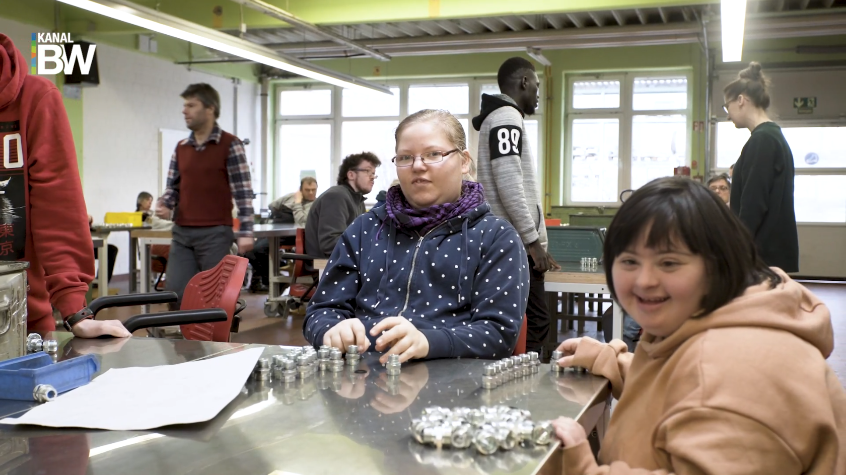 Menschen mit Behinderung arbeiten im Metallbereiche der Bonner Werkstätten